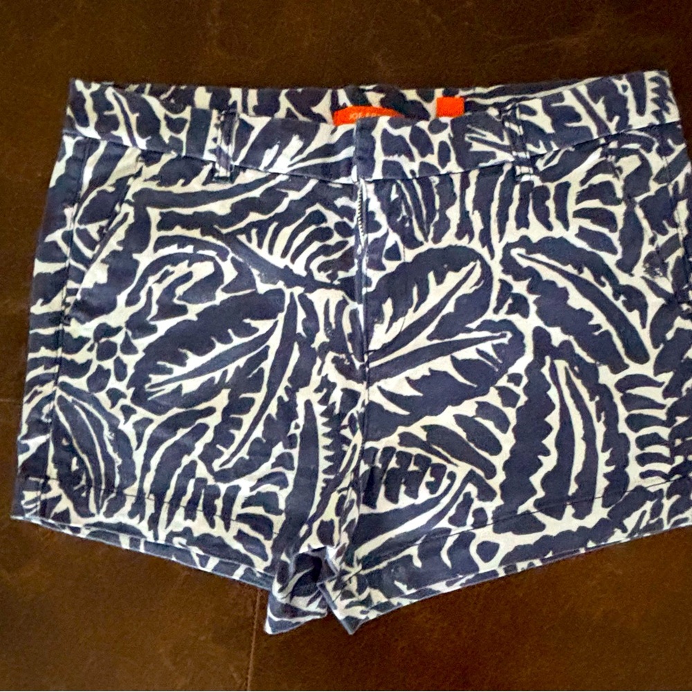 Joe Fresh women shorts
Color Blue and White 
Size 8